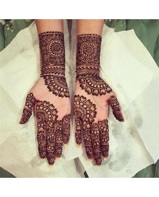 Chevron Lattice Coverage Using Simple Full Hand Mehndi Design